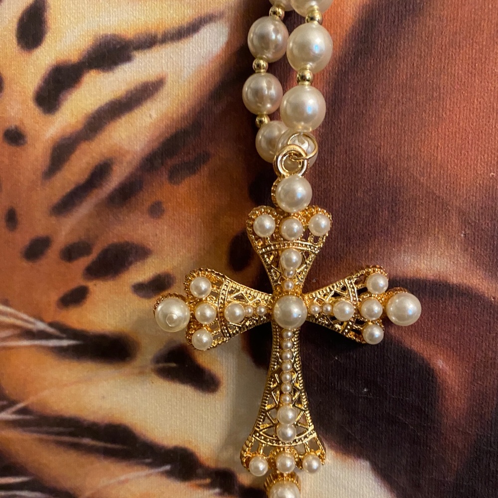 PEARL NECKLACE AND ATTACHED CROSS